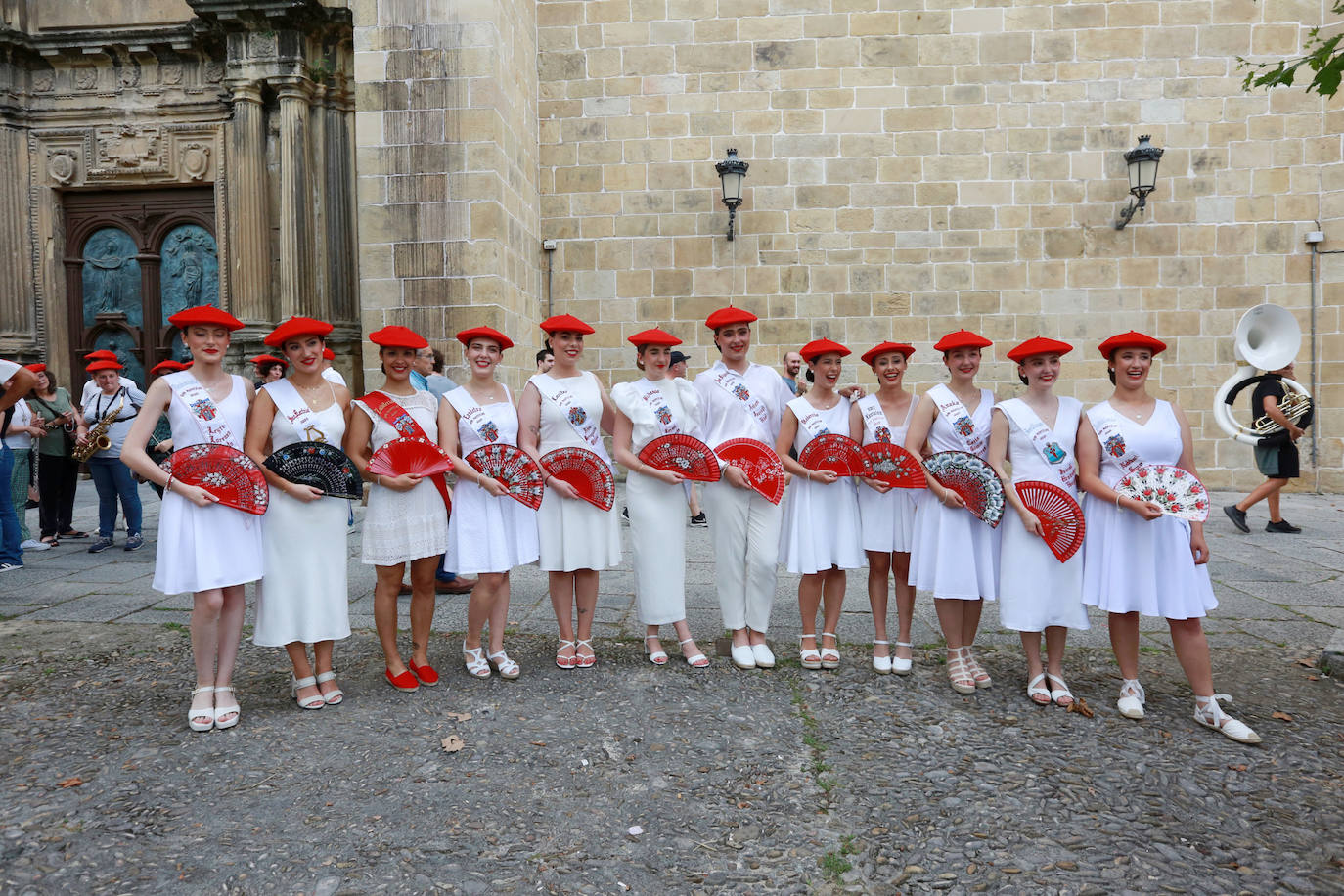 Presentación de cantineras del Alarde público