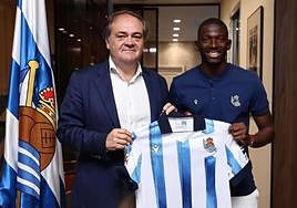 Aperribay y Traoré posan con la camiseta de la Real en el interior del Reale Arena.