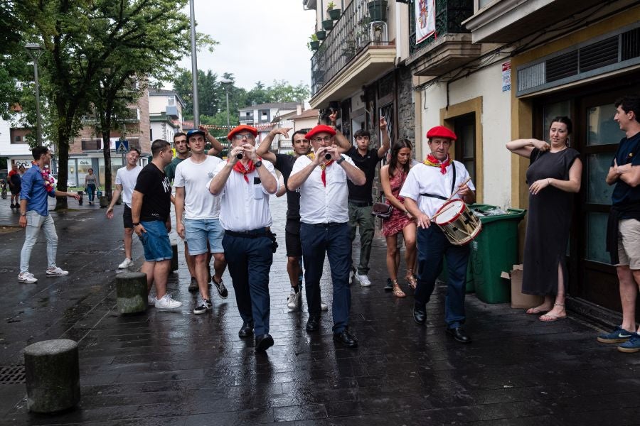 Dulzaineros acompañados en Irun