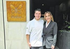 Aaron y Jaione, capitanes del Kabo, a la entrada del reconocido restaurante.