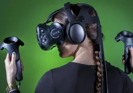 Una mujer, con las gafas de Realidad Virtual de Vive.
