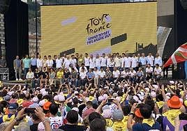 Campeones vascos de todas las épocas se dieron cita en la presentación junto al Guggenheim.
