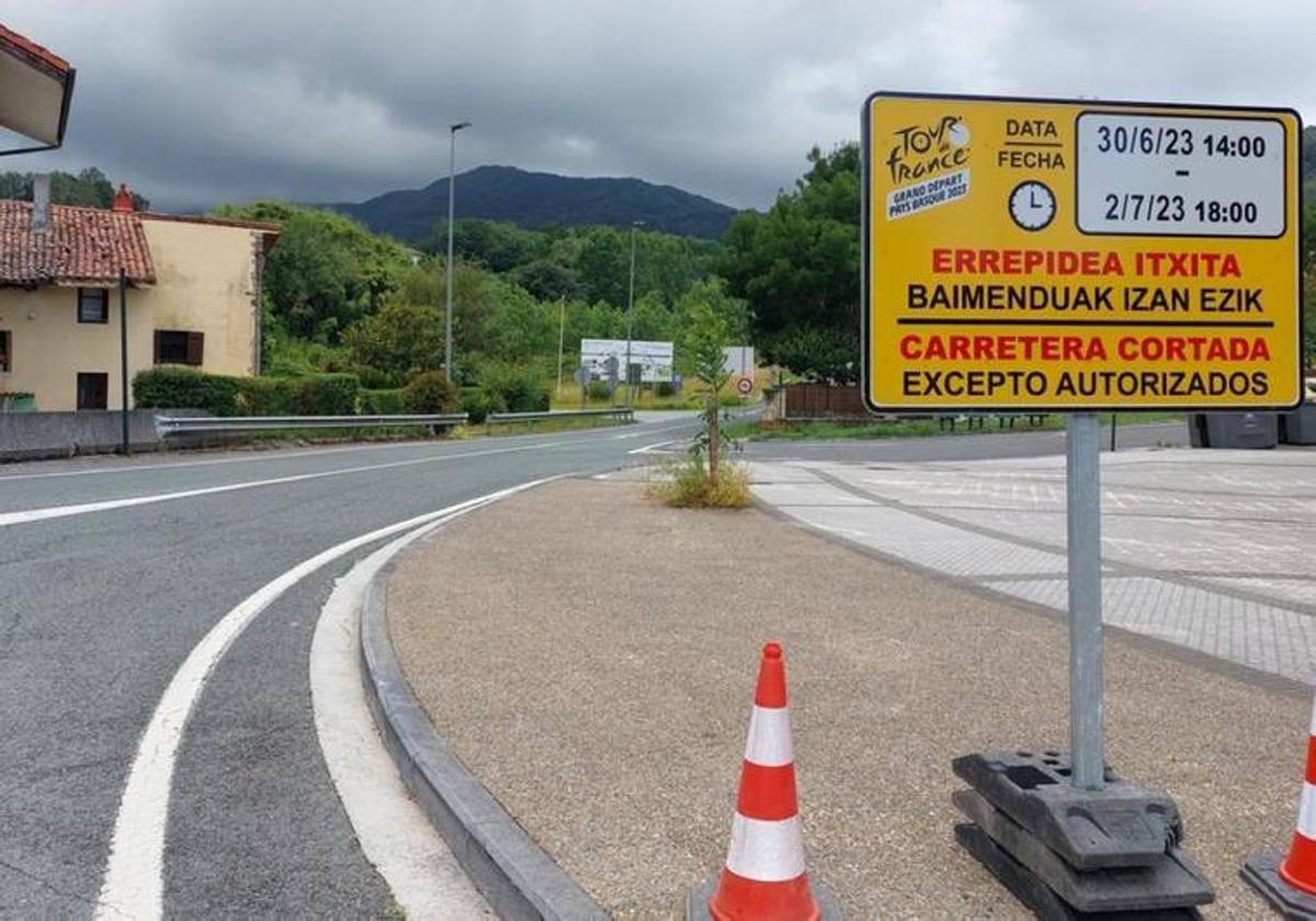 Cartel de información del cierre de carretera en Jaizkibel.