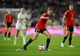 Irene Paredes, con una bota fuera, en un partido con la selección española.