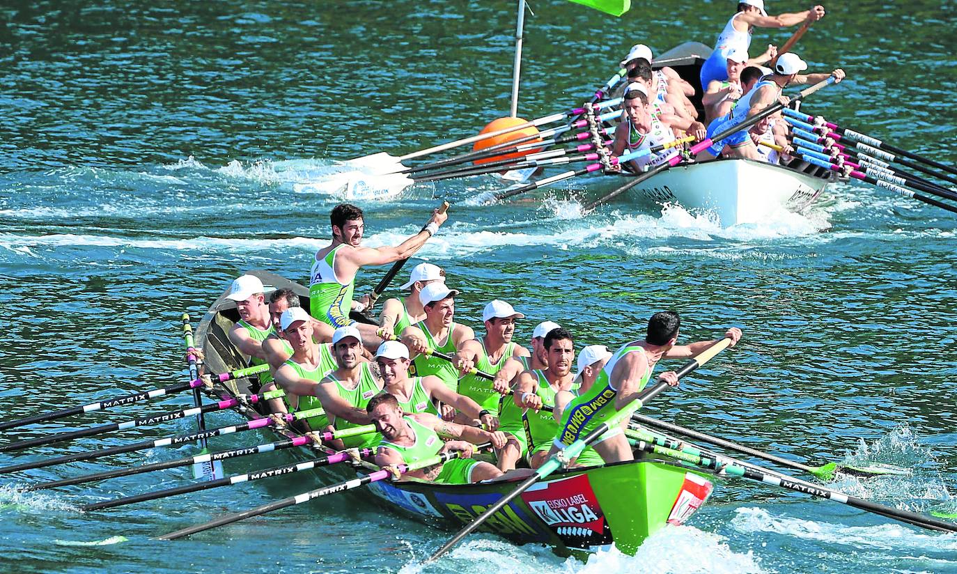 Hondarribia y Donostiarra, dos de los aspirantes a las victorias, realizan una ciaboga.