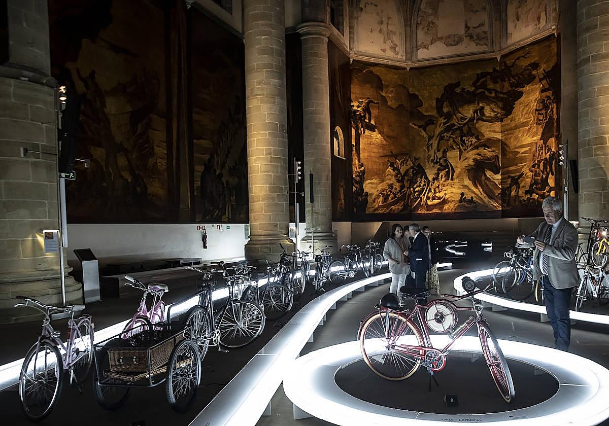 La exposición de bicis históricas de Amador Tolosa en el solemne marco de la iglesia de San Telmo.