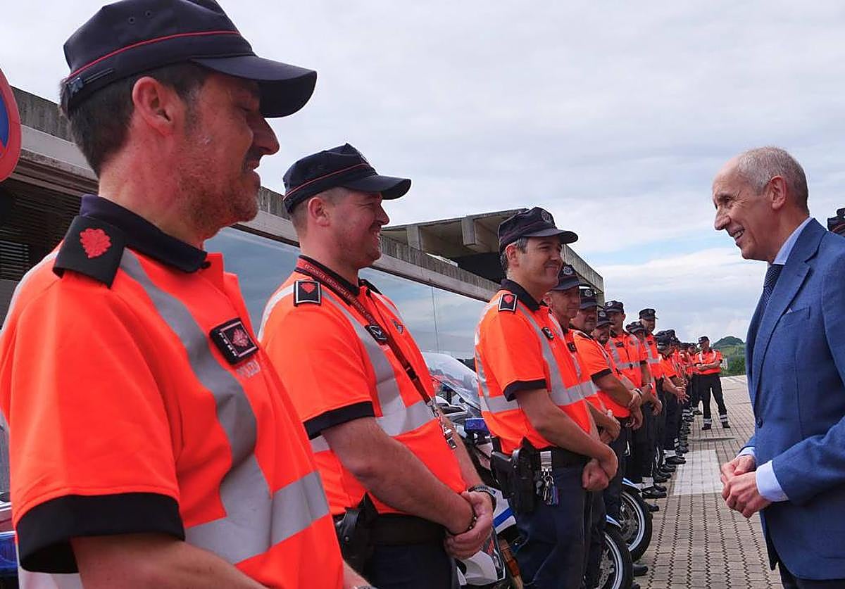 El consejero Josu Erkoreka saluda a los motoristas que tomarán parte en el dispositivo del Tour.