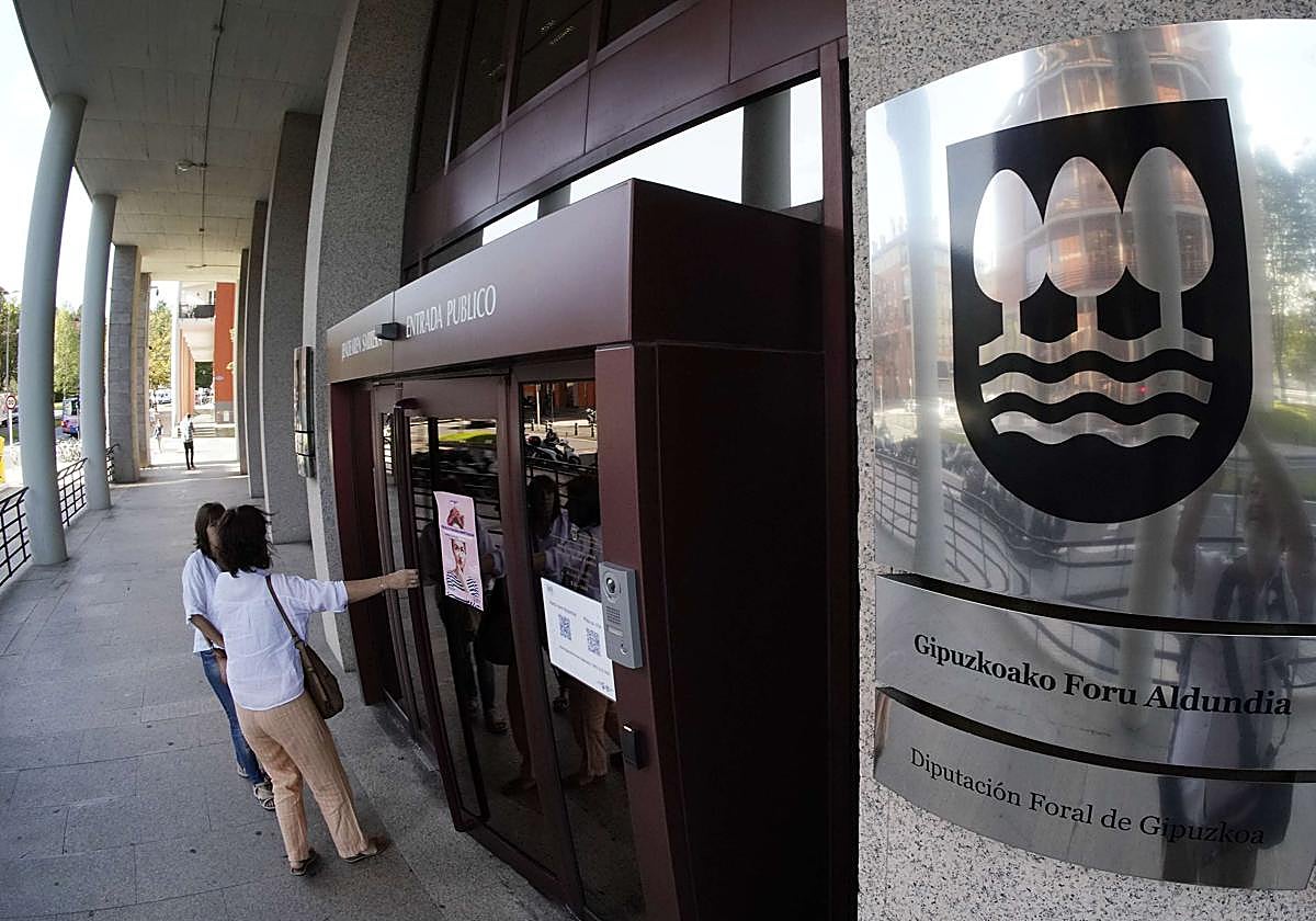 Entrada principal de la Hacienda de Gipuzkoa en Errotaburu, Donostia.