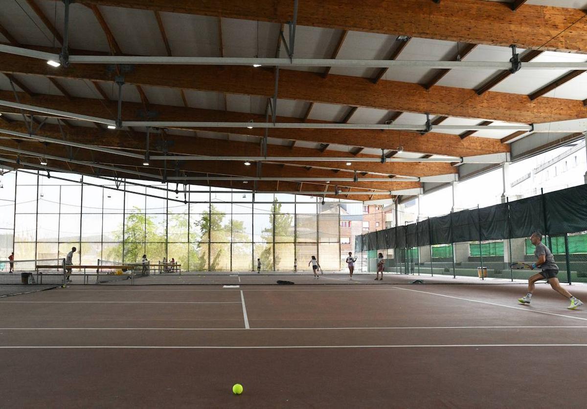 Las obras para cerrar los laterales abiertos del polideportivo comienzan la semana que viene.