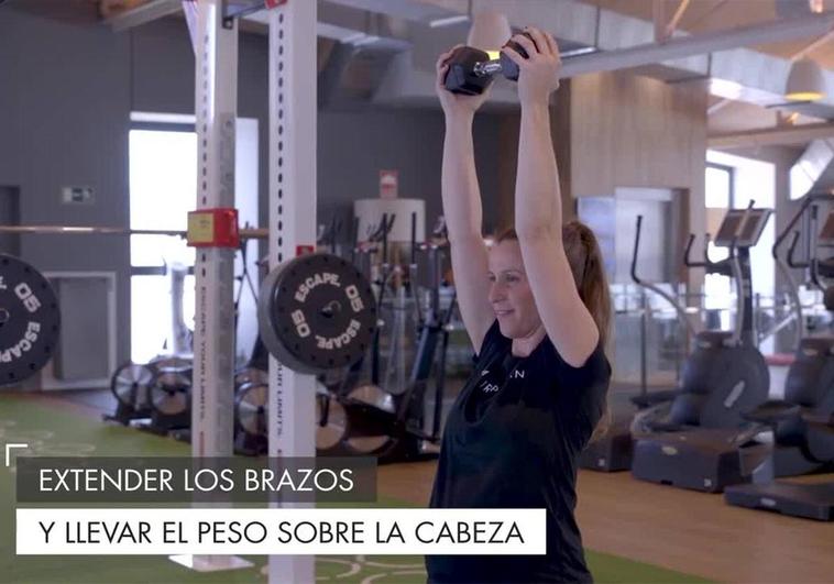 Ponte en forma durante el embarazo: tríceps con mancuernas en fitball