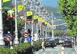 Las farolas de la Avenida de la Libertad, englanadas con carteles del Tour.
