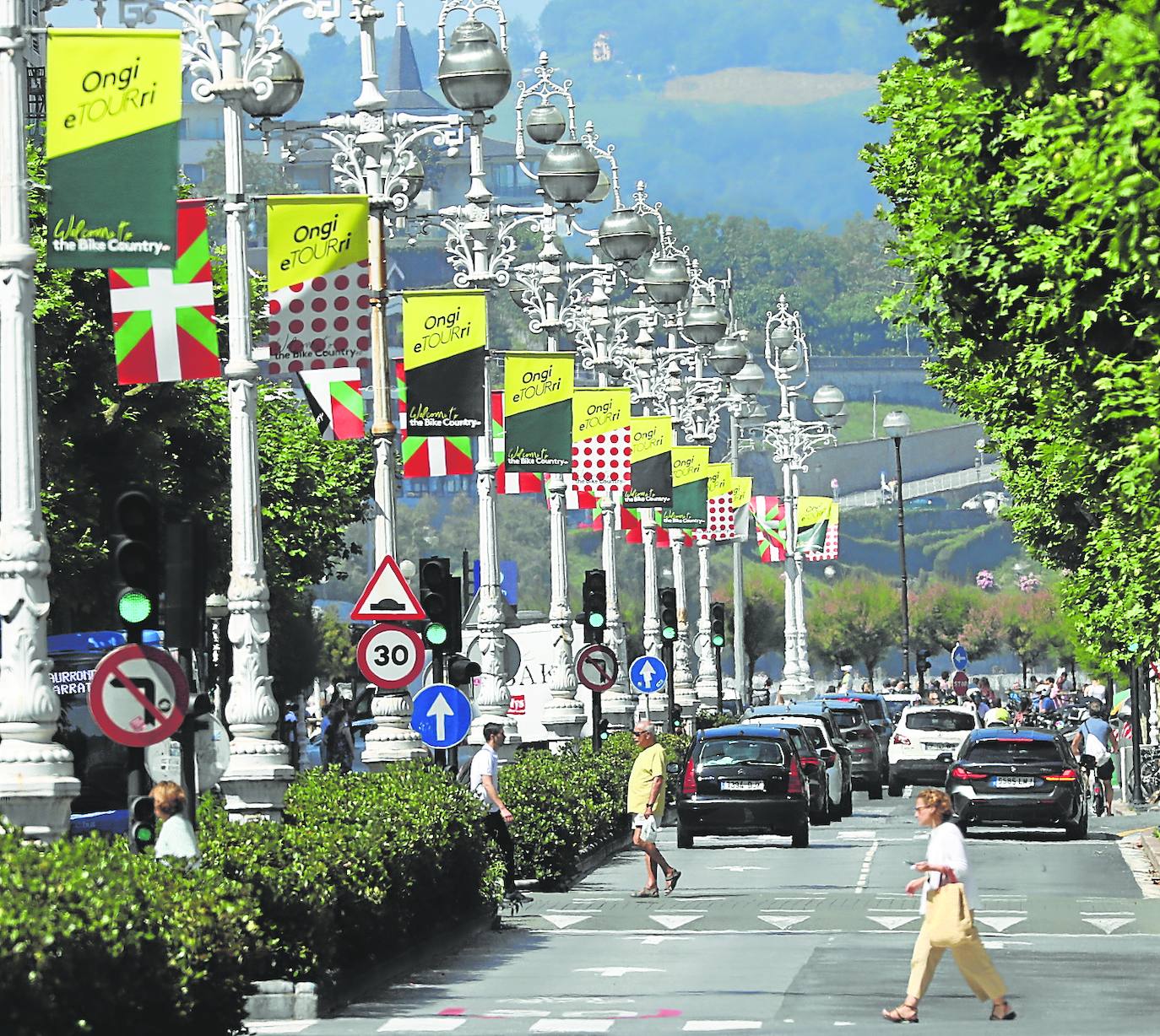 Las farolas de la Avenida de la Libertad, englanadas con carteles del Tour.