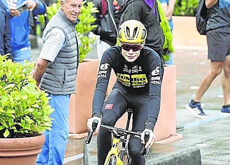 Imagen secundaria 1 - Arriba, Pinot, que disputa su último Tour antes de su retirada. Abajo a la izquierda, el último ganador del Tour, Jonas Vingegaard, antes del entrenamiento del Jumbo por las carreteras de la primera etapa. 