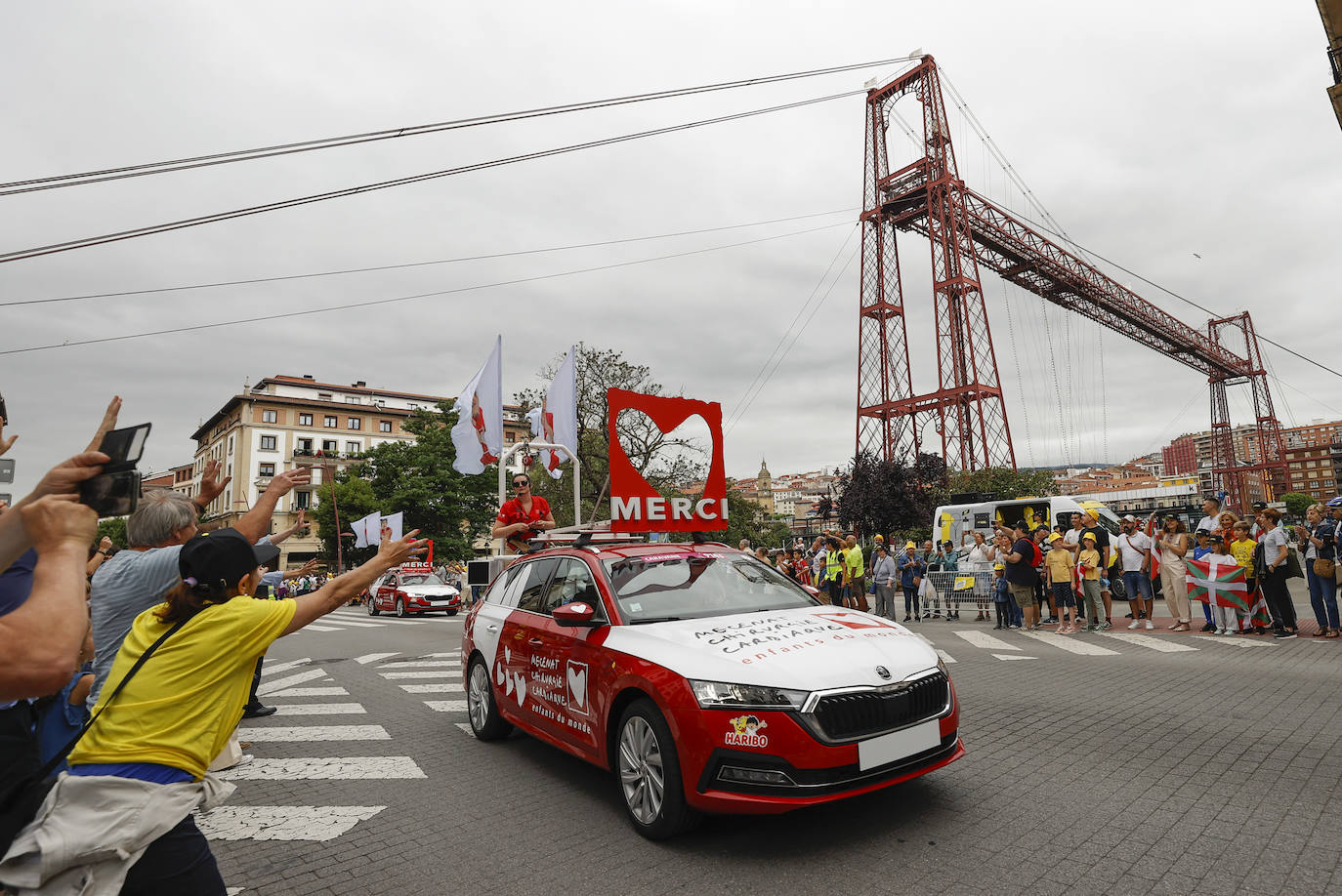 Gran ambiente en la salida del Tour de Francia desde Bilbao