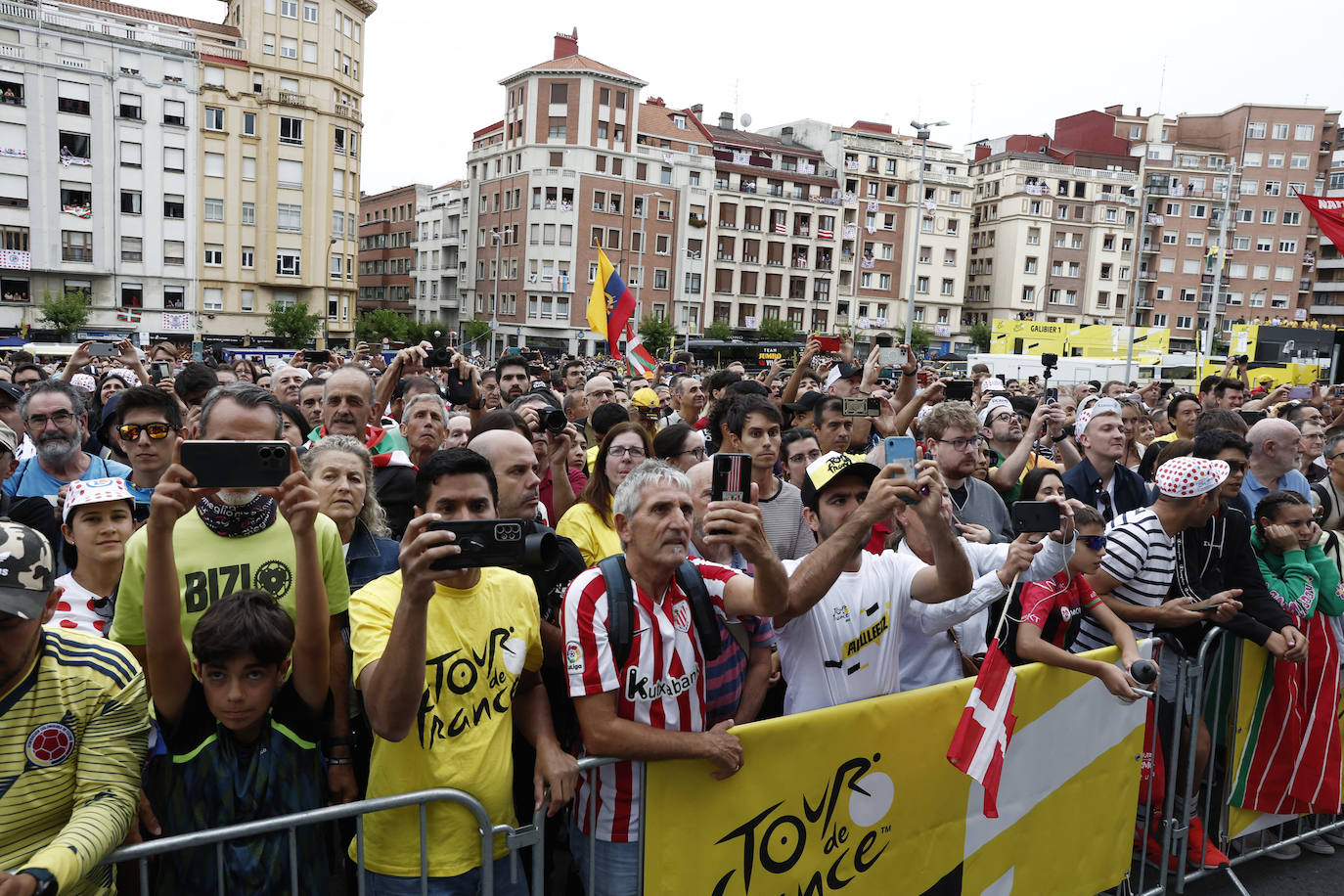 Gran ambiente en la salida del Tour de Francia desde Bilbao