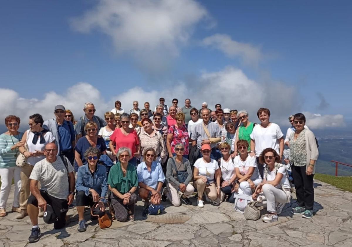 Los jubilados participantes en la última excursión en Larrun.