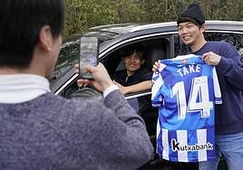 Un aficionado japonés se fotografía con Kubo a su llegada en coche a Zubieta para entrenar.
