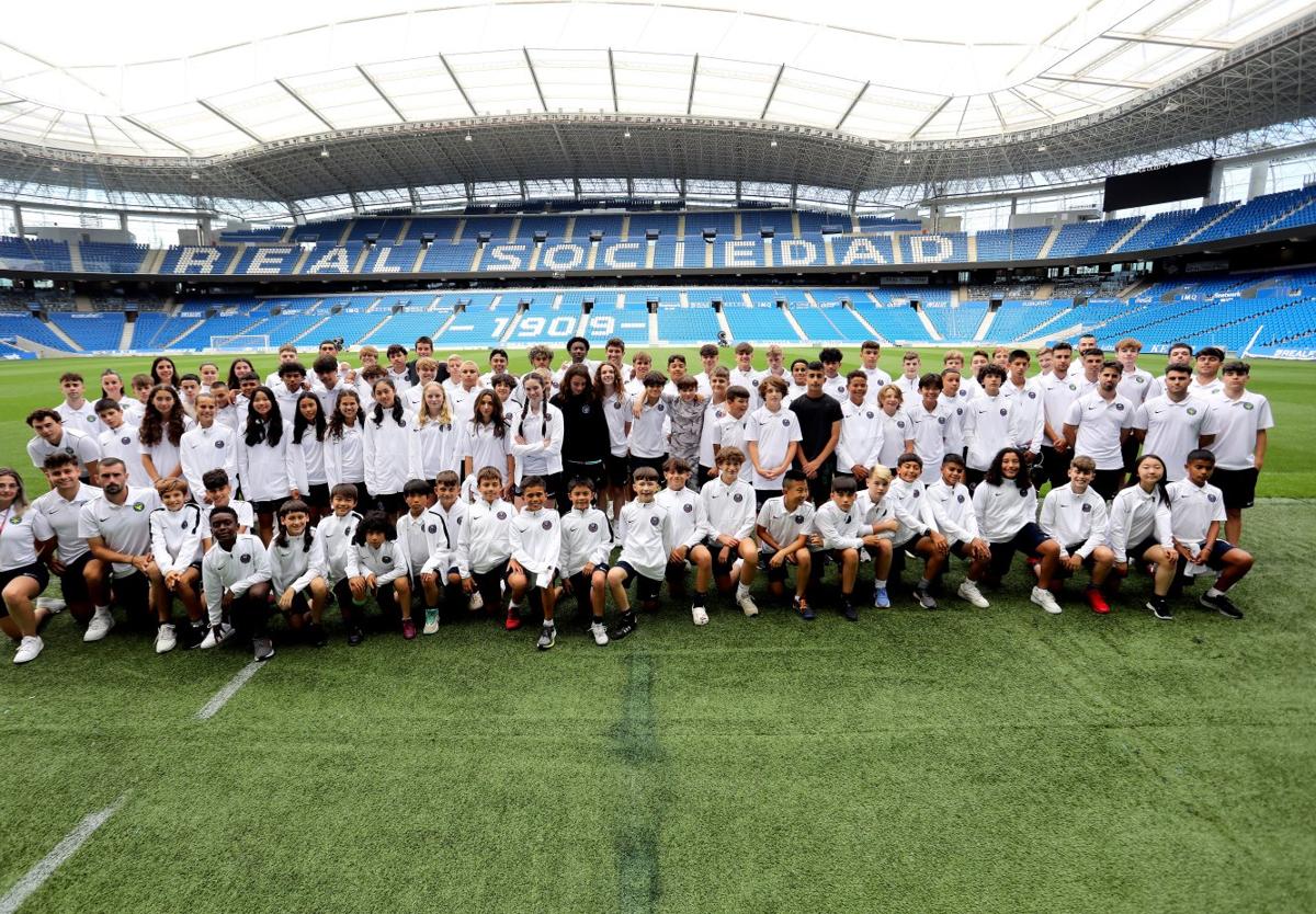 Los integrantes de la expedición estadounidense del ISL Team posan en la tarde de ayer en el Reale Arena.