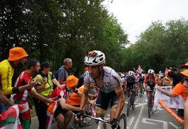 Mikel Landa asciendePike Bidea a través deun pasillo humanonaranja.