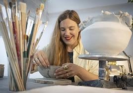 Al mediodía volvería a dar clases de inglés y euskera pero antes, un momento entre latón y barro.