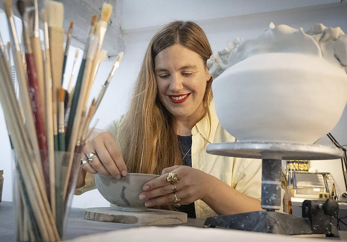 Al mediodía volvería a dar clases de inglés y euskera pero antes, un momento entre latón y barro.