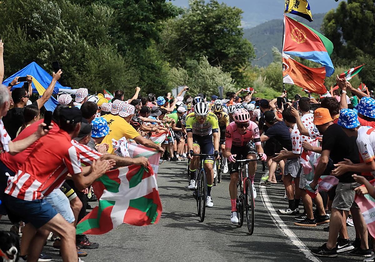 Adam Yates le quita a su hermano gemelo Simon el primer maillot amarillo del Tour