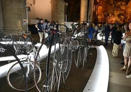 En primer plano bicicletas centenarias, joyas de esta exposición en la iglesia de San Telmo.