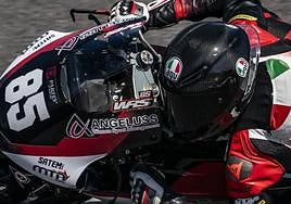 Xabi Zurutuza traza una curva con el número 85 en el carenado.