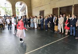 La diputada general, Eider Mendoza; el presidente de las Juntas, Xabier Ezeizabarrena; la alcaldesa de Oiartzun, Joana Mendiburu; y los junteros que acudieron al pleno, fueron recibidos por los dantzaris en los arkupes del Ayuntamiento.