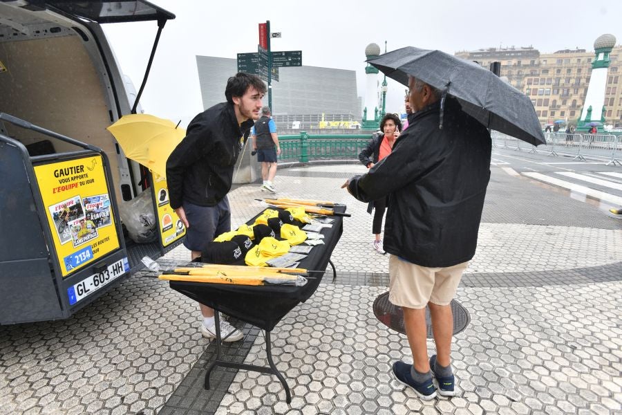 La lluvia no frena a la afición en la zona de meta en Donostia