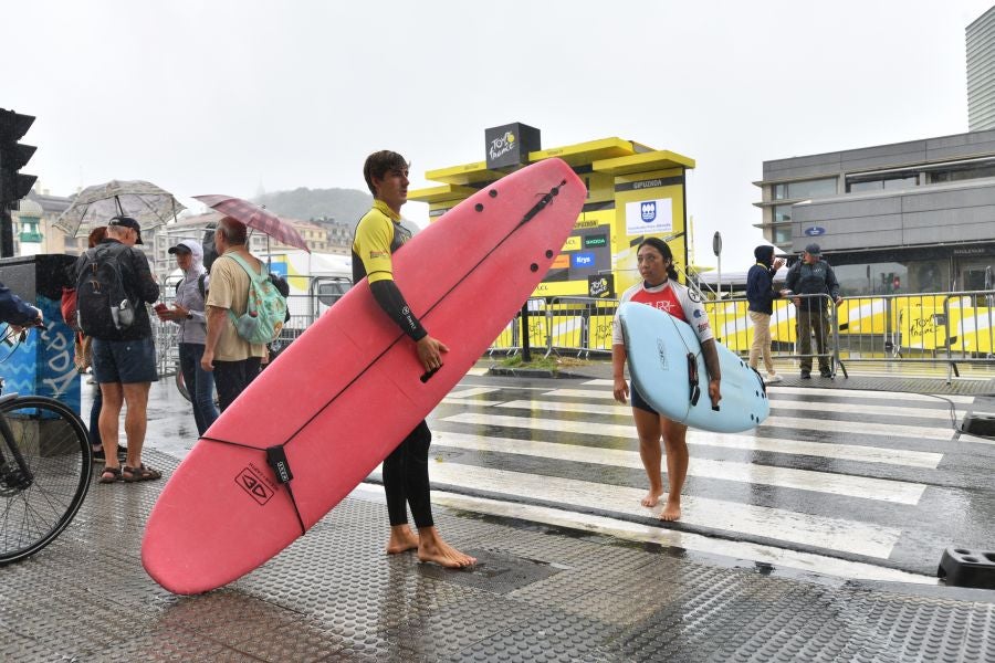 La lluvia no frena a la afición en la zona de meta en Donostia