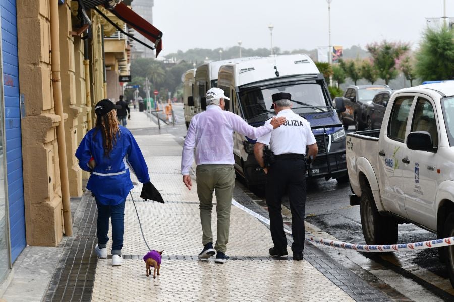 La lluvia no frena a la afición en la zona de meta en Donostia