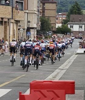 Imagen secundaria 2 - La caravana de animación y el pelotón a su paso por Beasain.
