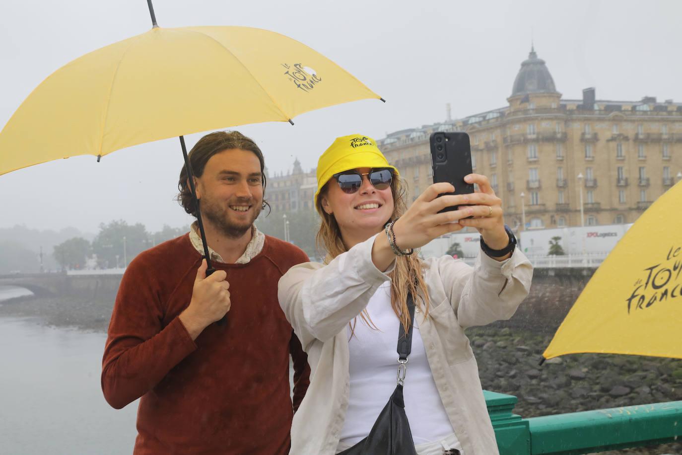 La lluvia no frena a la afición en la zona de meta en Donostia