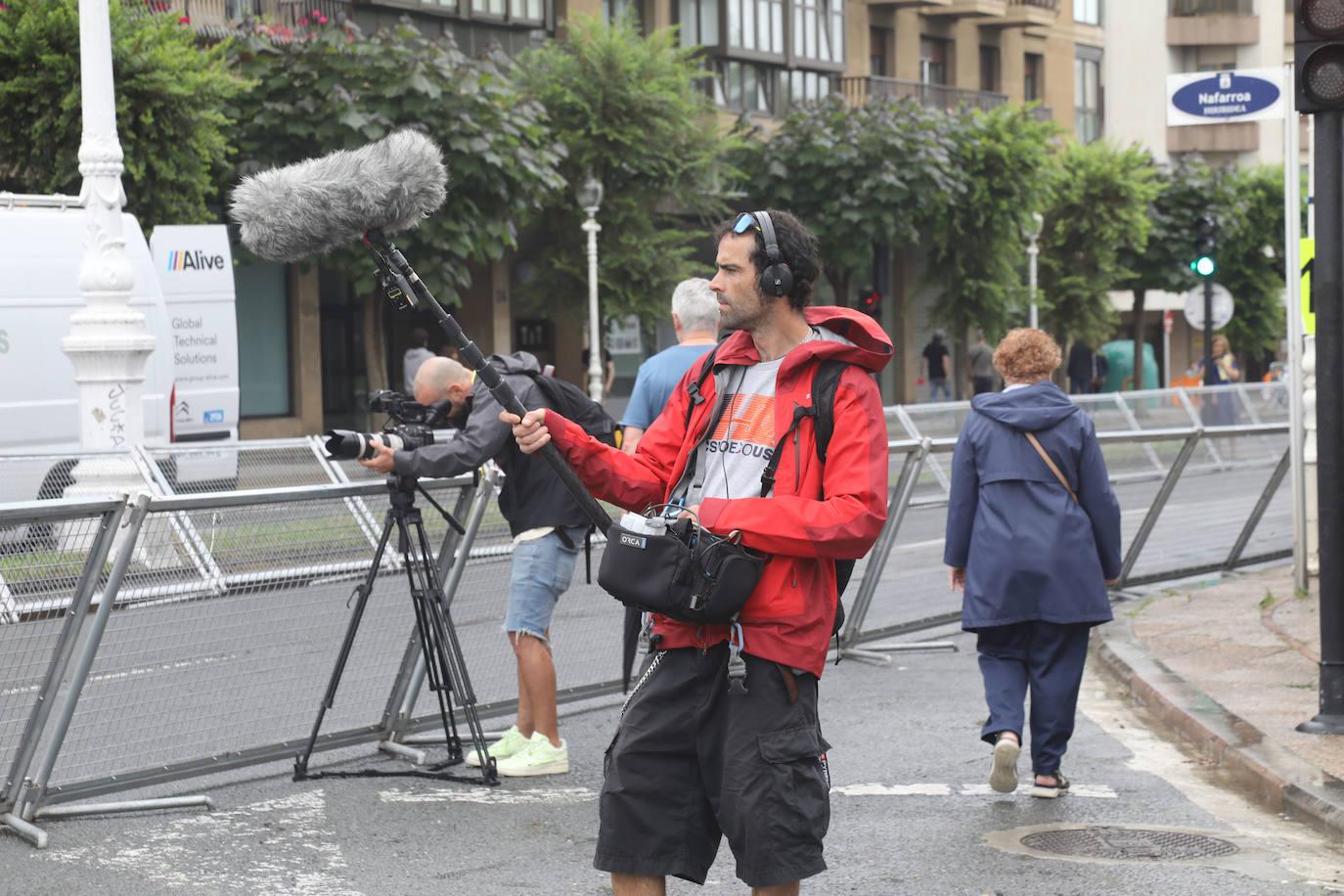 La lluvia no frena a la afición en la zona de meta en Donostia