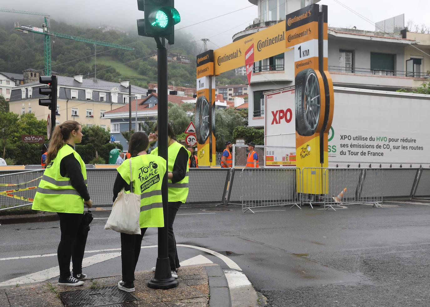 La lluvia no frena a la afición en la zona de meta en Donostia