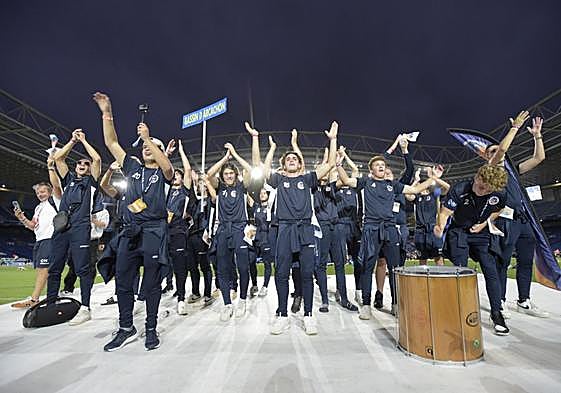 El desfile con una representación de todos los clubes participantes es uno de los momentos centrales de la inauguración.