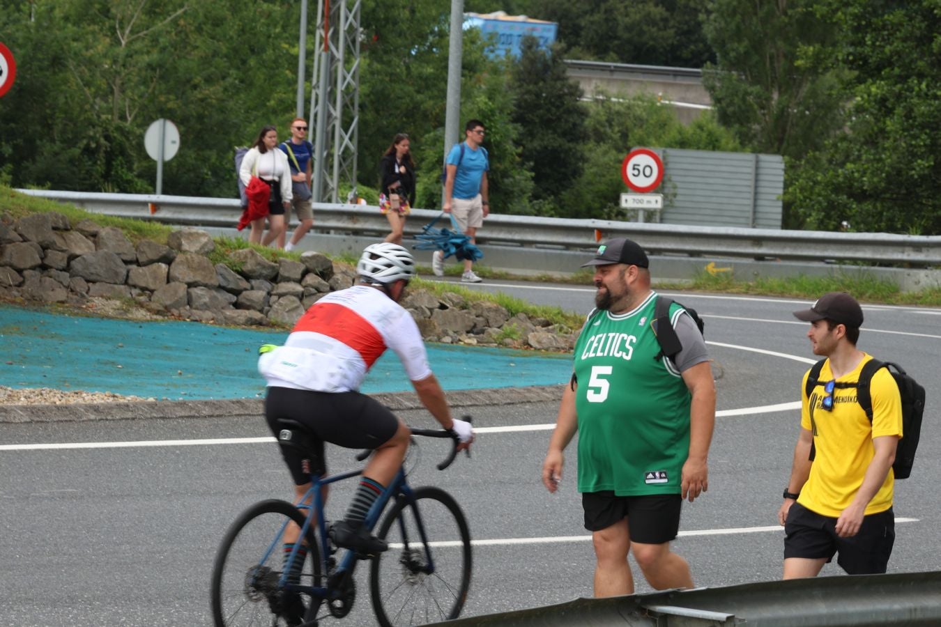 La afición, volcada con el paso del Tour desde Mutriku hasta Irun
