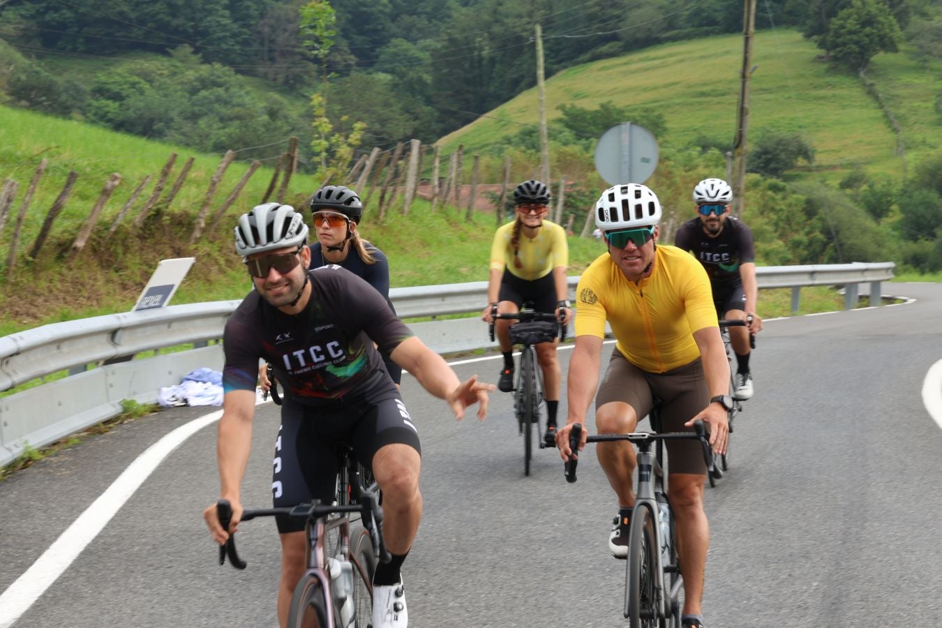 La afición, volcada con el paso del Tour desde Mutriku hasta Irun