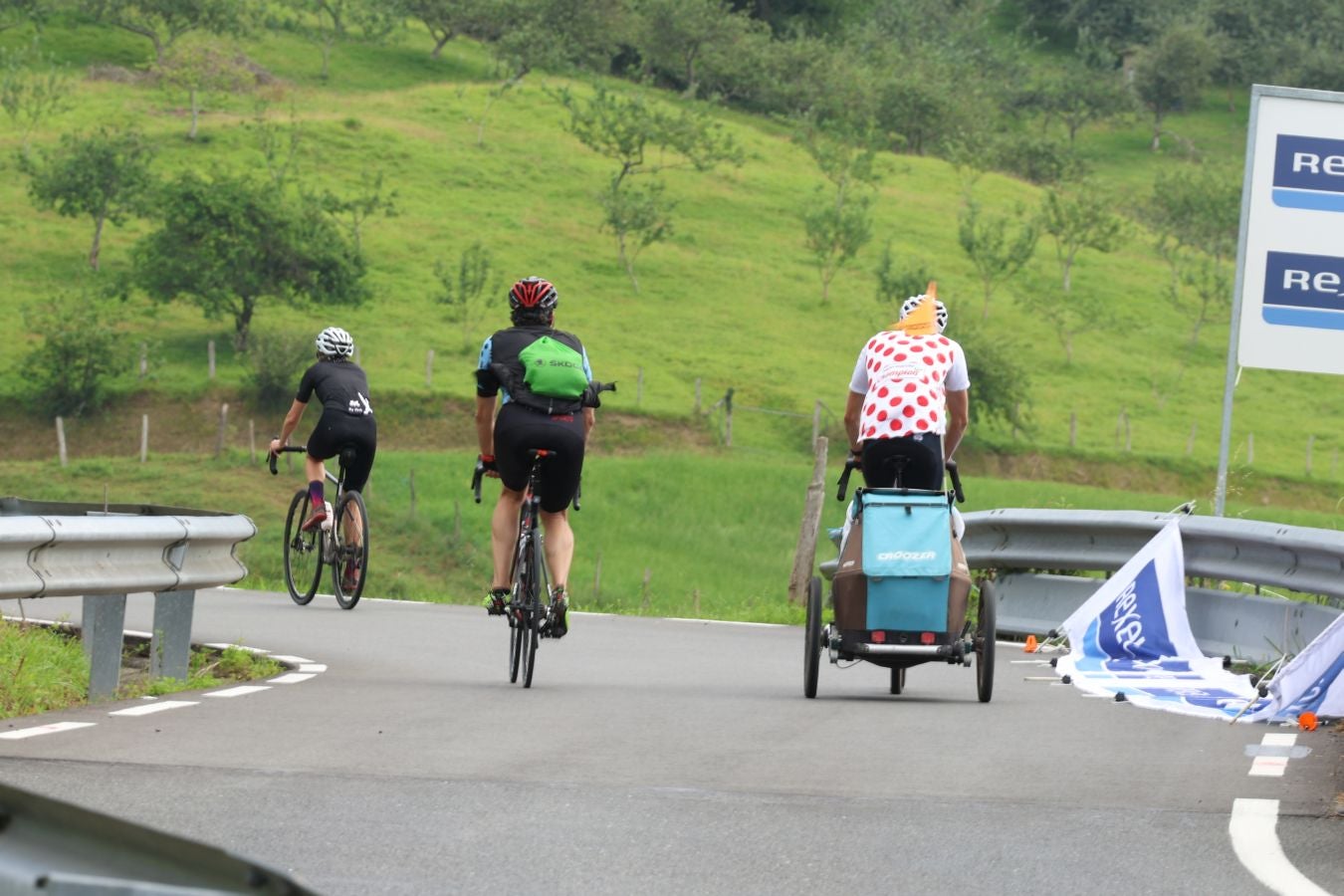 La afición, volcada con el paso del Tour desde Mutriku hasta Irun