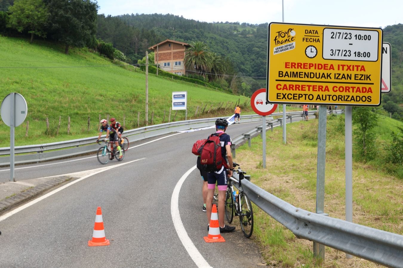 La afición, volcada con el paso del Tour desde Mutriku hasta Irun