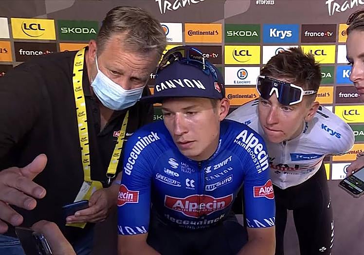 Philipsen, con Pogacar detrás, visiona la repetición del sprint final.