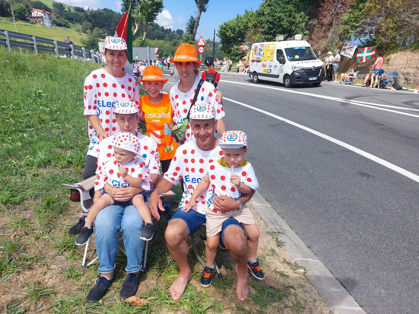 La afición, volcada con el paso del Tour desde Mutriku hasta Irun