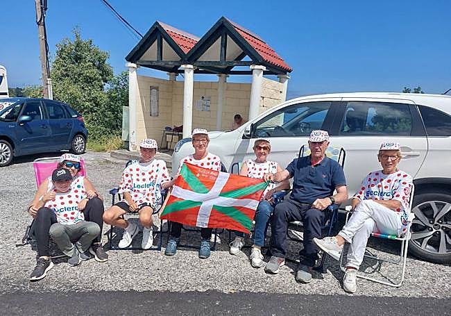 Las hermanas Begoña, Tomasa y Arantza Bereziartua, Iñaki Arrizabalaga y Oier Esnaola, de Azpeitia, junto a Lurdes Ziriza y su hijo Amets Aiertza, de Errezil