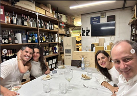 Una de las imágenes compartidas por Carla Barber, cenando junto a Bakartxo Tejería.