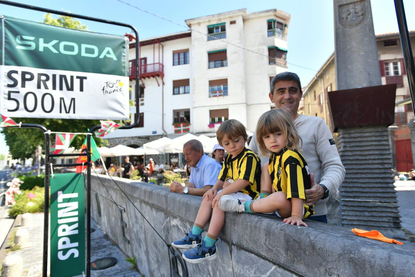 La afición, volcada con el paso del Tour desde Mutriku hasta Irun