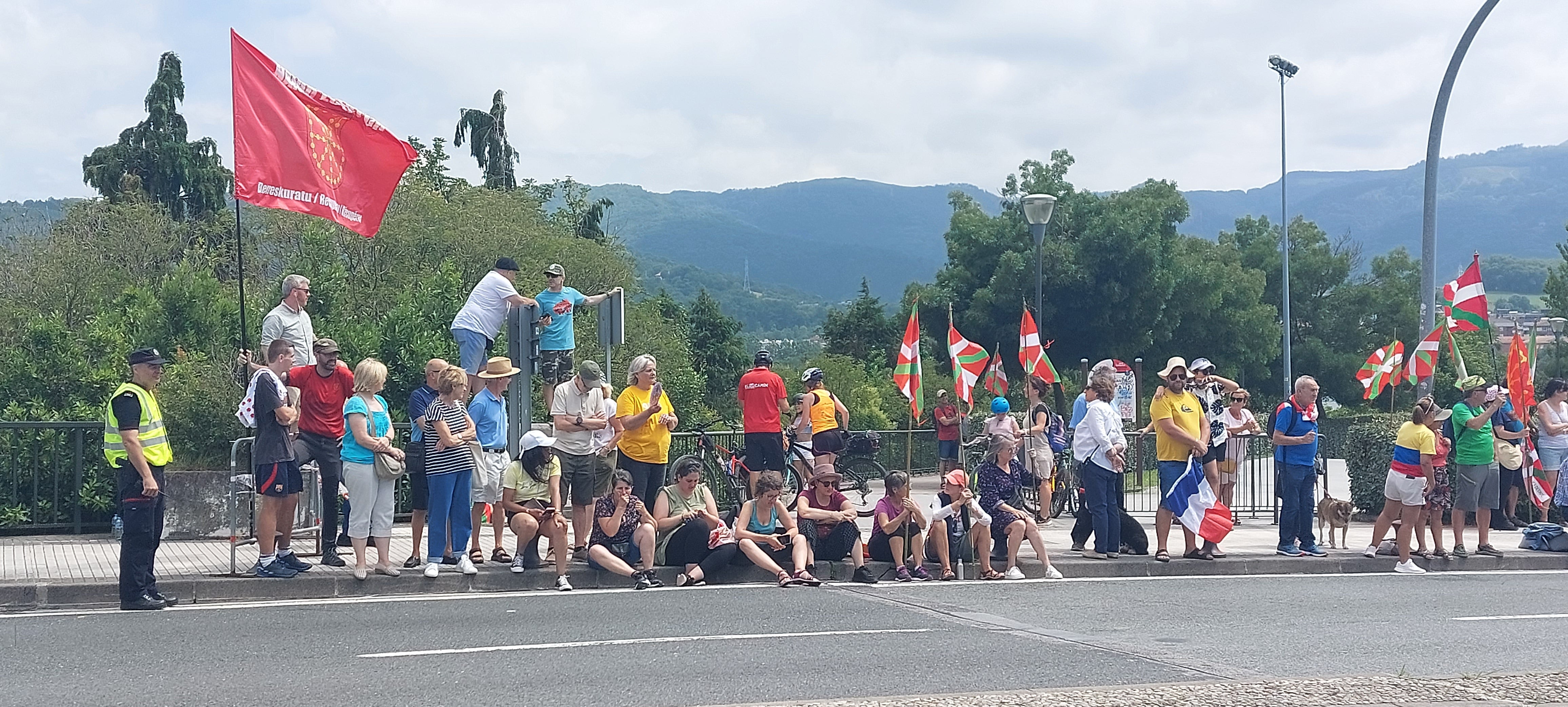 La afición, volcada con el paso del Tour desde Mutriku hasta Irun