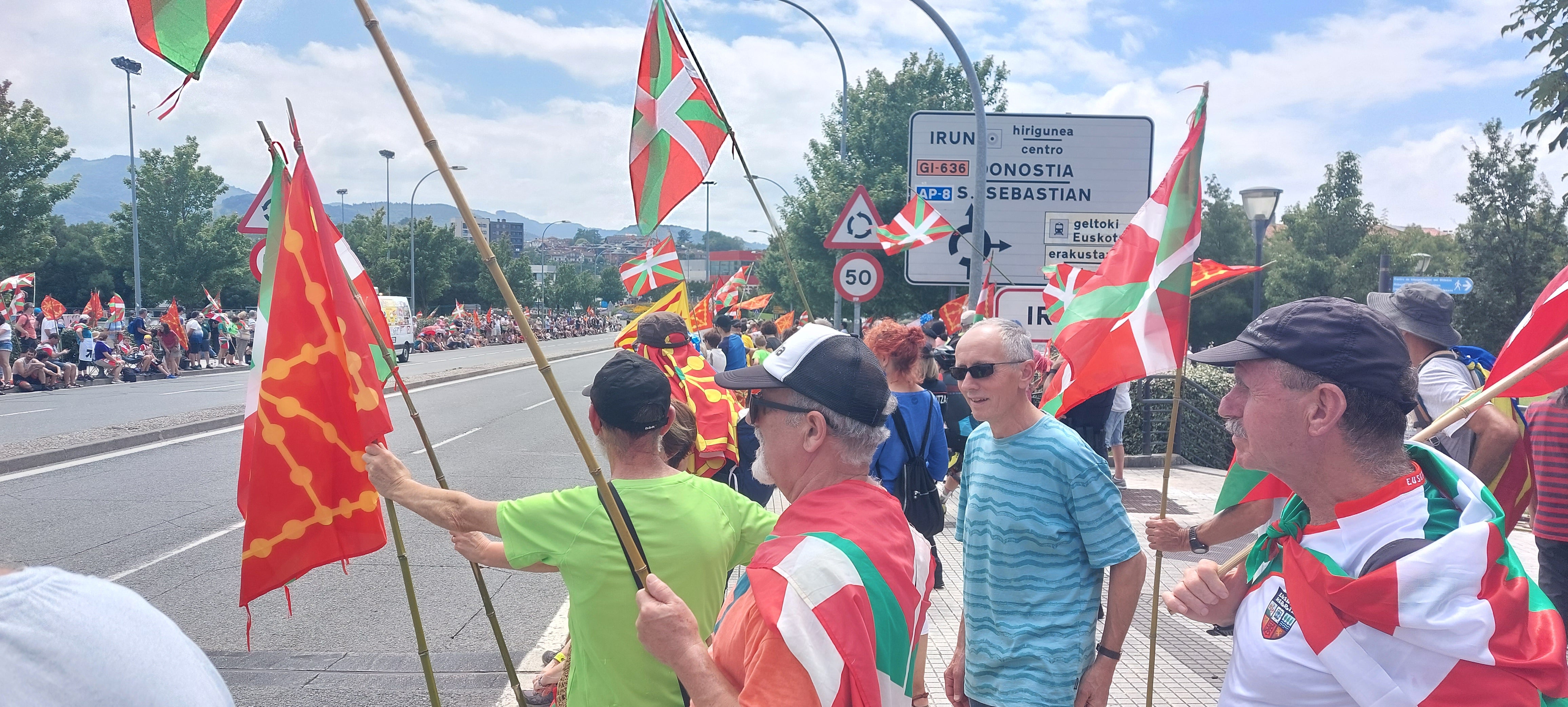 La afición, volcada con el paso del Tour desde Mutriku hasta Irun