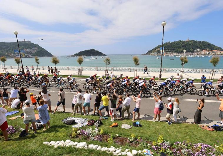 Así ha sido el paso del pelotón del Tour por San Sebastián