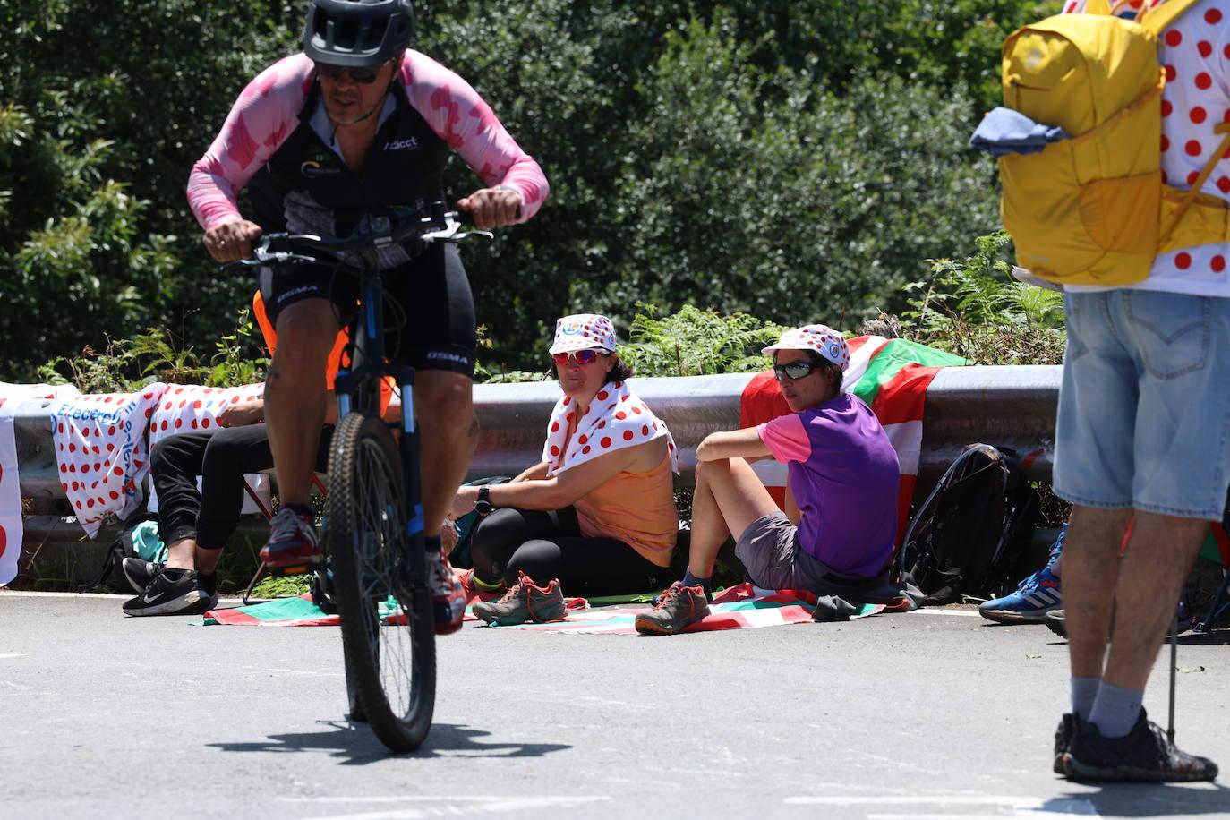 La afición, volcada con el paso del Tour desde Mutriku hasta Irun